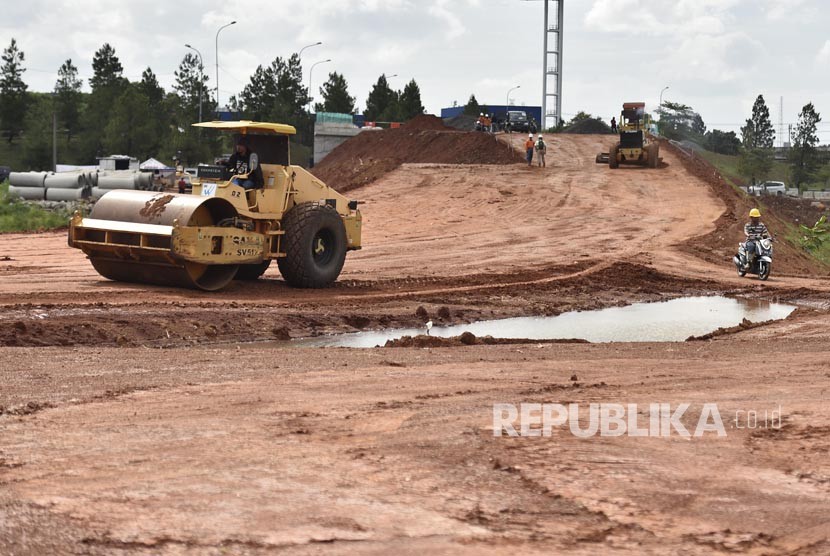 Pekerja menggarap proyek jalan tol Serpong-Kunciran, di Tangerang, Banten, Selasa (16/1).