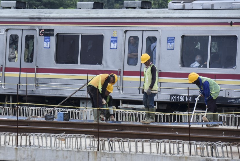 Pekerja menggarap proyek pembangunan jalur kereta dwi ganda (DDT) di kawasan Manggarai, Jakarta, Selasa (31/10). Proyek pembangunan rel kereta untuk memisahkan lintasan KRL Jakarta-Cikarang dengan lintasan kereta antarkota itu ditargetkan rampung pada awal 2019 dan diharapkan dapat menyelesaikan masalah gangguan perjalanan KRL Commuter Line. 