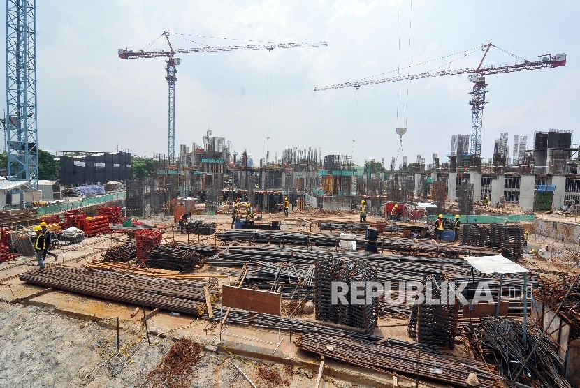  Pekerja menggarap proyek pembangunan Rumah Susun Sewa (Rusunawa) Tingkat Tinggi Pasar Rumput, Manggarai, Jakarta Selatan, Senin (23/10). 