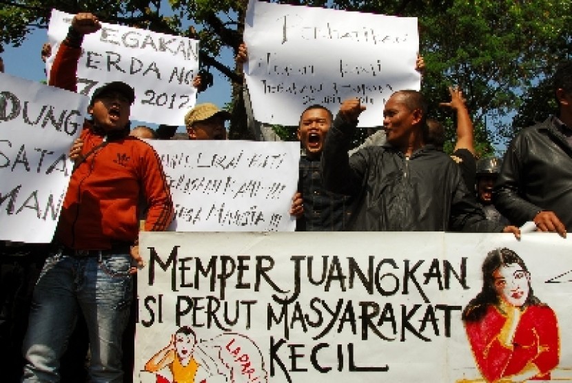 Pekerja menggelar demo karena terkena PHK perusahaan.