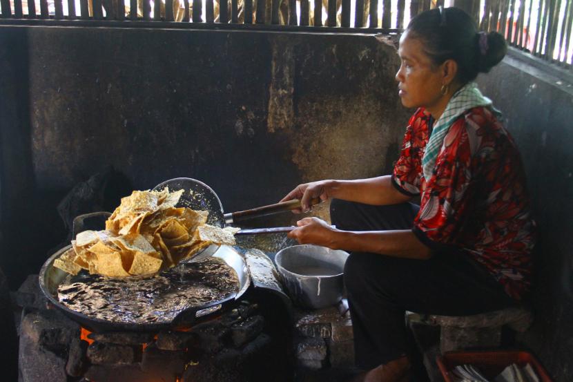 Pekerja menggoreng keripik tempe untuk dijual ke berbagai kota di sentra perajin keripik tempe. 