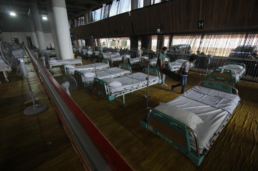 Pekerja menggotong tabung untuk melakukan pemasangan pipa oksigen di Rumah Sakit Lapangan Tembak (RSLT) di kawasan Kedung Cowek, Surabaya, Jawa Timur, Sabtu (10/7/2021). Pemerintah Kota (Pemkot) Surabaya mengubah gedung lapangan tembak itu menjadi Rumah Sakit Lapangan Tembak (RSLT) khusus pasien COVID-19 dengan daya tampung seribu tempat tidur pasien namun untuk tahap awal tersedia 400 tempat tidur pasien. 
