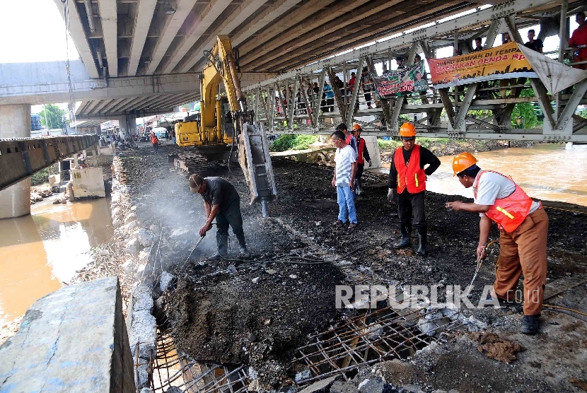 Pekerja menggunaan alat berat membongkar jembatan Kalibata, Rawajati, Jakarta Selatan, Senin (7/3).   (Republika/Agung Supriyanto)