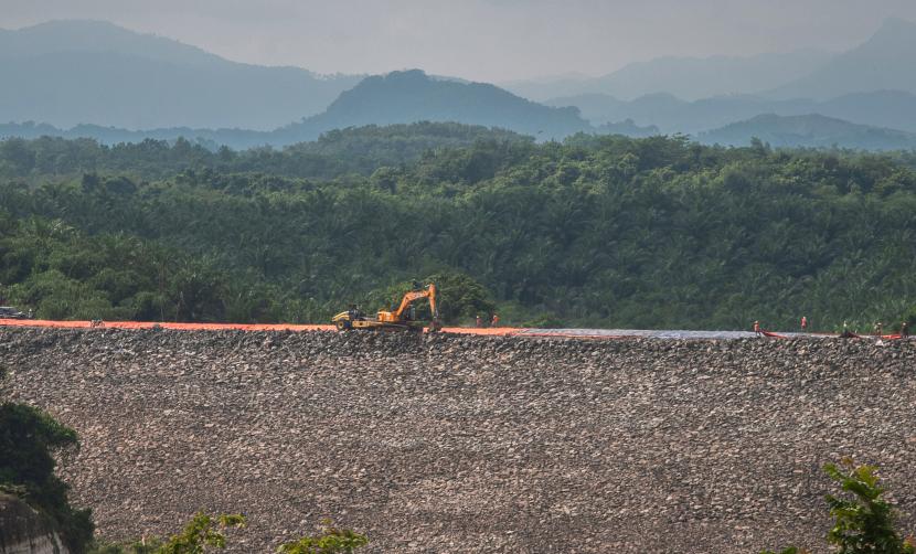 Pekerja menggunakan alat berat beraktivitas di proyek pembangunan waduk Karian di Lebak, Banten, Rabu (12/1/2022).