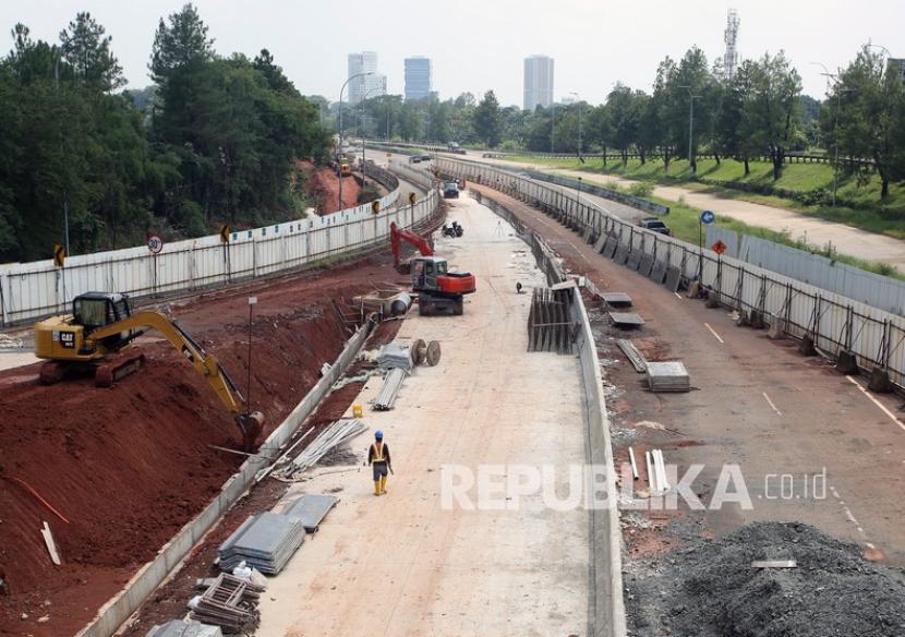 Pekerja menggunakan alat berat menyelesaikan pembangunan Tol Serpong-Balaraja (Serbaraja) di Serpong, Kota Tangerang Selatan, Provinsi Banten, Jumat (17/12/2021)