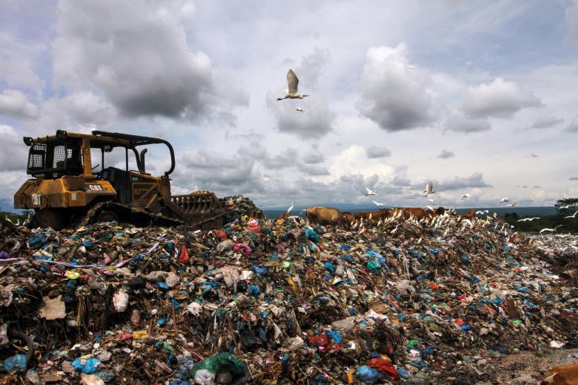 Pekerja menggunakan alat berat untuk meratakan sampah (ilustrasi).  Dinas Lingkungan Hidup dan Kebersihan Kota Bandung mengungkapkan, jumlah sampah organik selama bulan puasa Ramadhan 1444 Hijriah di Kota Bandung meningkat.