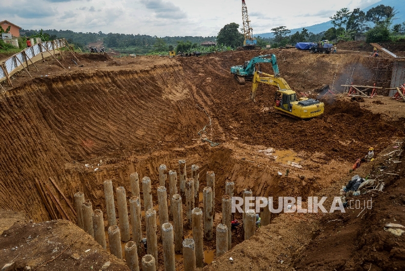 Pekerja menggunakan eskavator menyelesaikan proyek pembangunan Jalan Tol Bogor-Ciawi-Sukabumi (Bocimi) di Kawasan Rancamaya, Bogor, Jawa Barat, Selasa (1/11). 