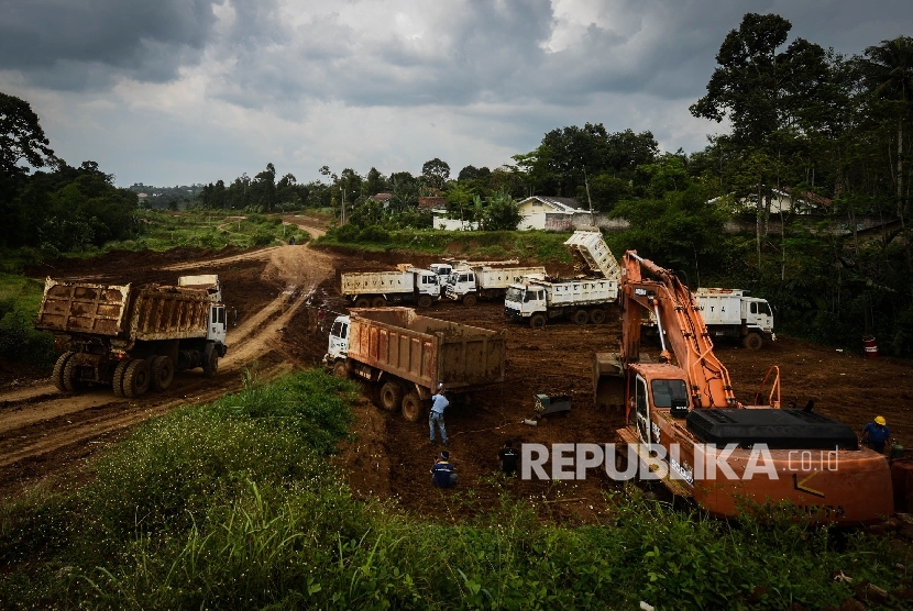 Pekerja menggunakan eskavator tengah menyelesaikan proyek pembangunan Jalan Tol Bogor-Ciawi-Sukabumi (Bocimi) di Kawasan Rancamaya, Bogor, Jawa Barat, Selasa (1/11).