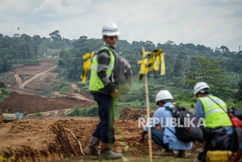 Pekerja menggunakan eskavator tengah menyelesaikan proyek pembangunan Jalan Tol Bogor-Ciawi-Sukabumi (Bocimi) di Kawasan Rancamaya, Bogor, Jawa Barat, Selasa (1/11).