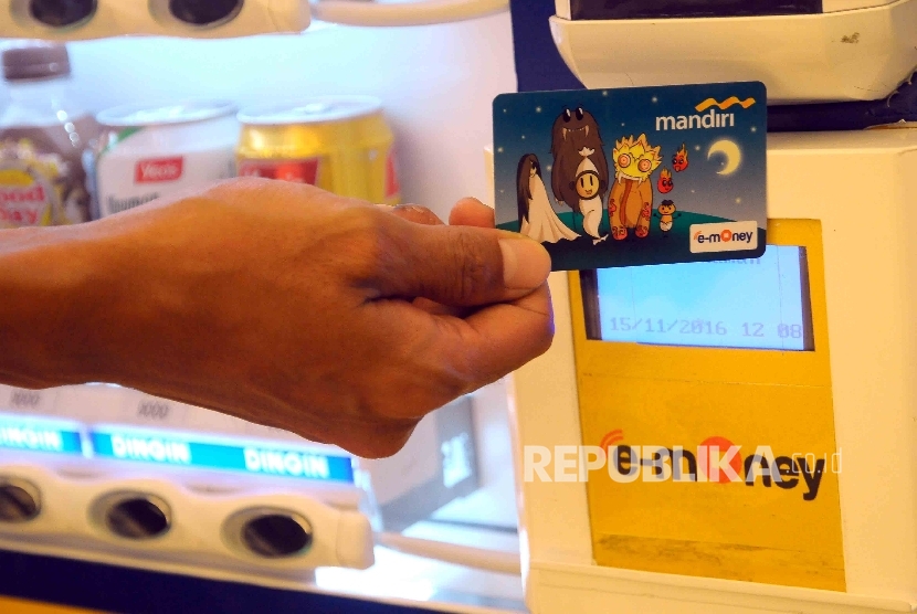  Pekerja menggunakan kartu uang elektronik (e-money) melakukan transaksi pembelian di salah satu bank di Jakarta, Senin (21/11). 