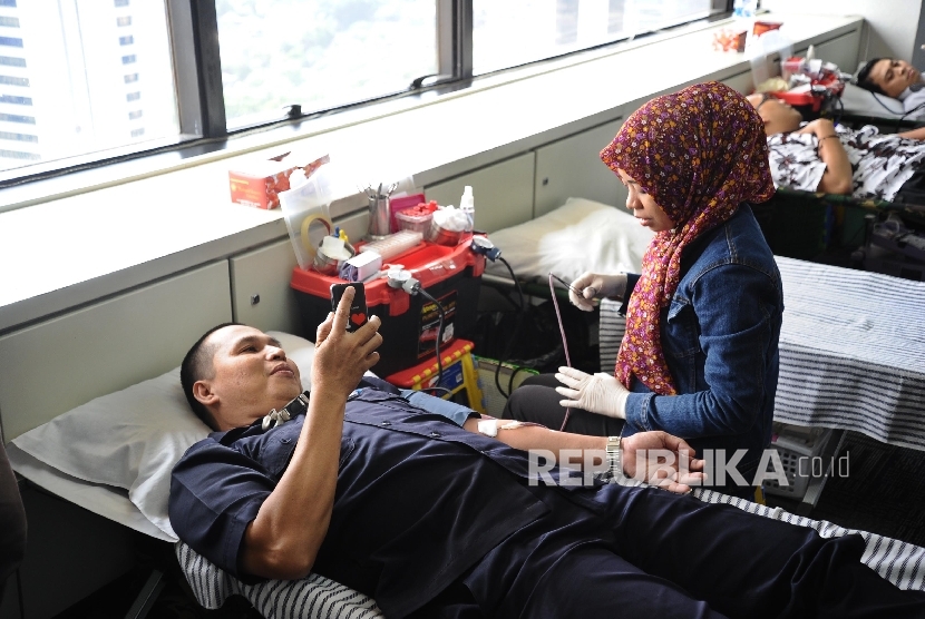 Pekerja mengikuti pelaksanaan donor darah di Jakarta, Rabu (3\1).