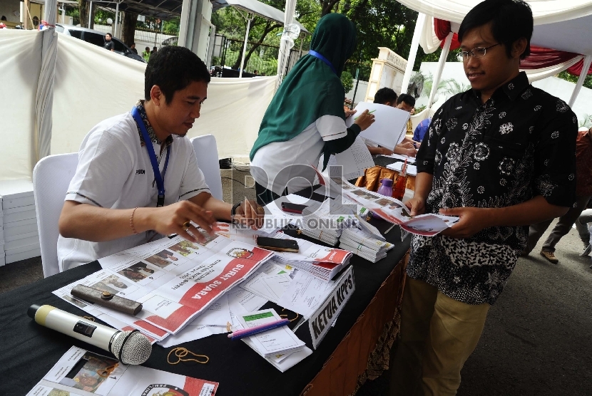 Pekerja mengikuti simulasi pemungutan dan penghitungan suara TPS dalam pemilihan kepada daerah (Pilkada) serentak, di Gedung Komisi Pemilihan Umum, Jakarta, Selasa (7/4).