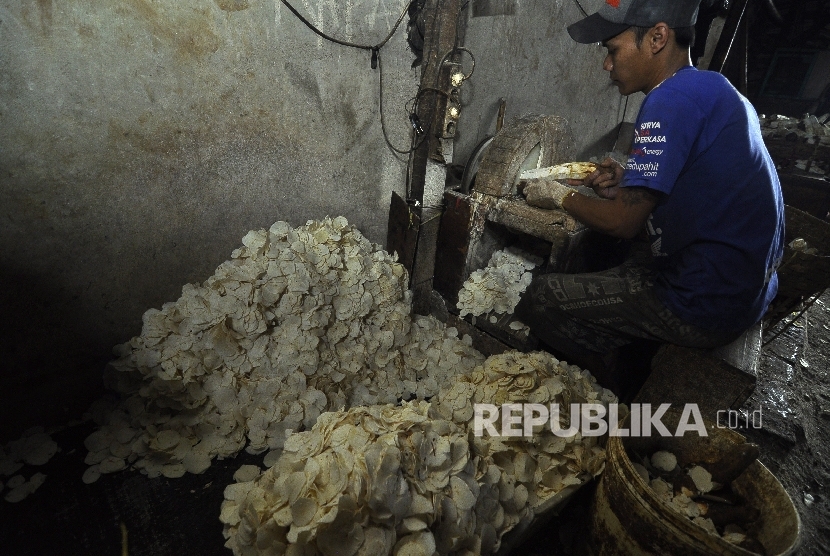 Pekerja mengiris singkong untuk membuat keripik di Jalan Kademangan, Pojok Tengah, Kota Cimahi, Kamis (13/10).