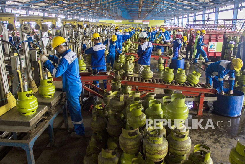 Pekerja mengisi LPG ke tabung Elpiji ukuran tiga kilogram di Depot LPG Tanjung Priok, Jakarta, Senin (21/5). 