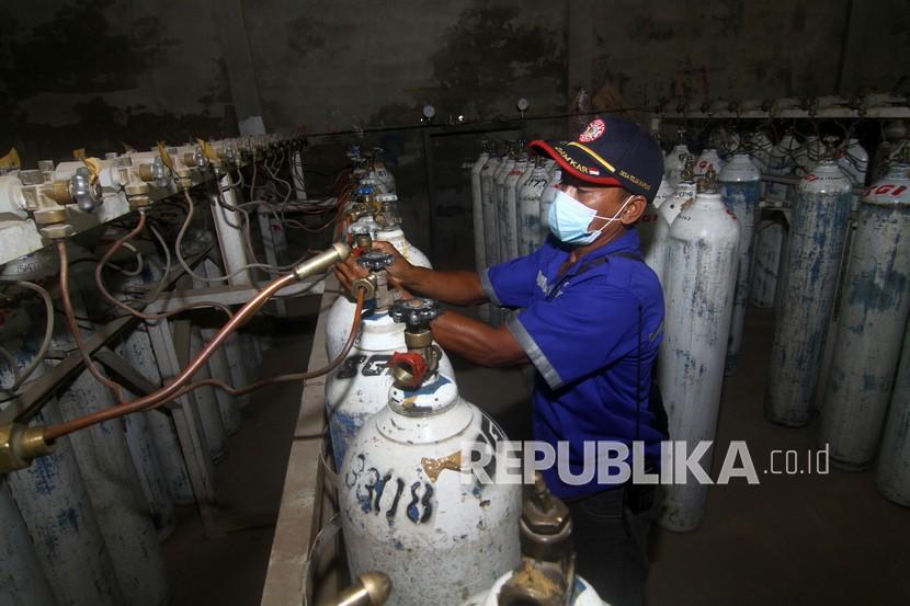 Anggota Komisi IX DPR Netty Prasetiyani mendesak pemerintah serius menangani pandemi Covid-19 dengan sense of crisis atau rasa kepekaan sosial. Pemerintah mempunyai tugas mendekatkan jurang persepsi antara harapan publik dan kinerja pemerintah mengendalikan Covid-19. (Foto ilustrasi: Pekerja mengisi ulang oksigen ke dalam tabung untuk kebutuhan medis)