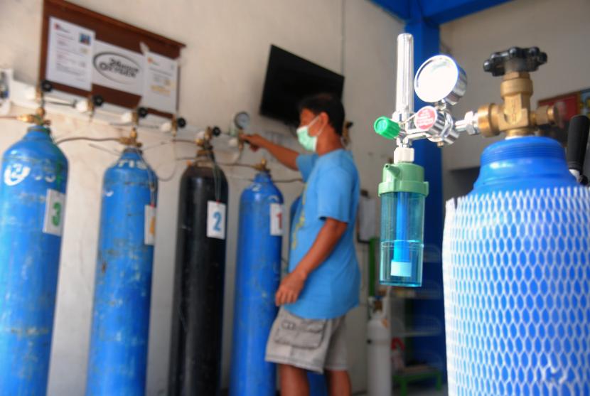 Pekerja mengisi ulang tabung oksigen di Otista Oxygen, Kota Bogor, Jawa Barat, Jumat (25/6/2021). (ilustrasi)