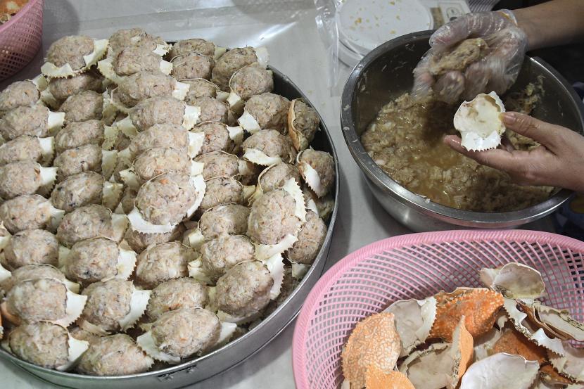 UMKM usaha olahan kepiting di Belitung, Kepulauan Bangka Belitung, Sabtu (21/5/2022). Pemerintah Provinsi Kepulauan Bangka Belitung mengapresiasi PT Timah Tbk yang telah menyalurkan bantuan Rp 1,2 miliar untuk membantu pembiayaan Usaha Mikro Kecil dan Menengah (UMKM).