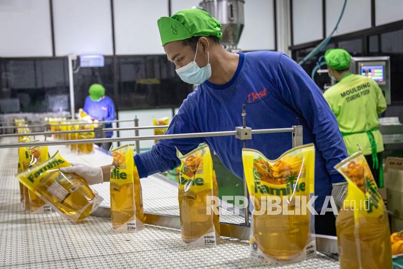 Pekerja mengontrol kualitas kemasan minyak goreng di dalam pabrik pengolahan minyak kelapa sawit. (Ilustrasi)
