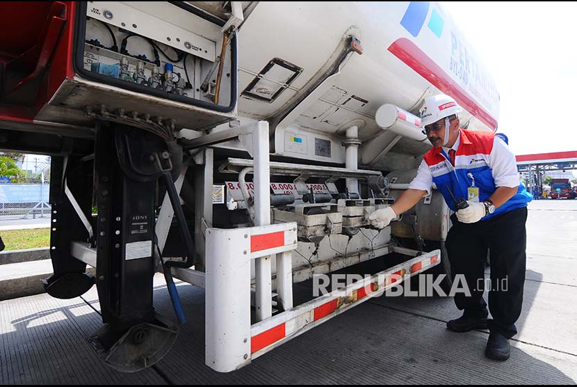 Pekerja mengontrol mobil tangki pendistribusian bahan bakar minyak di Terminal Bahan Bakar Minyak (TBBM) Boyolali, Jawa Tengah, Kamis (17/8). Terminal Bahan Bakar Minyak (TBBM) Boyolali yang berdiri di atas lahan seluas 11,2 Ha dan memiliki 11 tangki timbun dengan kapasitas kurang lebih 100.000 KL 