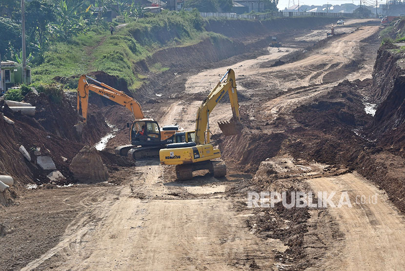 Pekerja mengoperasikan alat berat dalam pembangunan Tol Semarang-Batang di Ngaliyan, Semarang, Jawa Tengah, Kamis (3/5). 