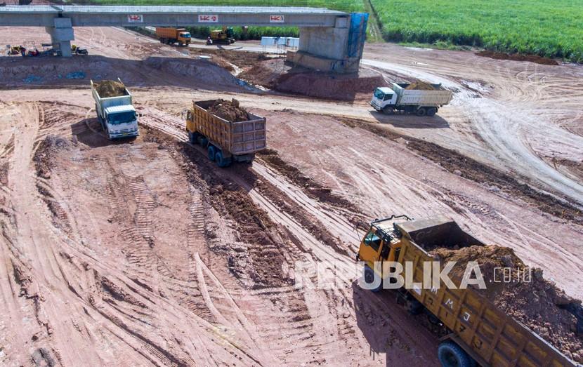 Ilustrasi pembangunan jalan. Kementerian Pekerjaan Umum dan Perumahan Rakyat (PUPR) hari ini (12/4) resmi menandatangani perjanjian kerja sama pemerintah dengan badan usaha (KPBU) proyek preservasi jalan lintas timur Riau (Jalintim Riau). 