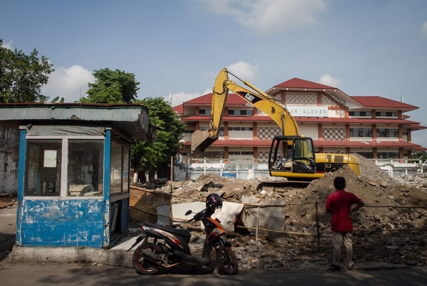 Pekerja mengoperasikan alat berat membongkar bangunan Pasar Klewer sisi timur, Solo, Jawa Tengah, Senin (4/12). 