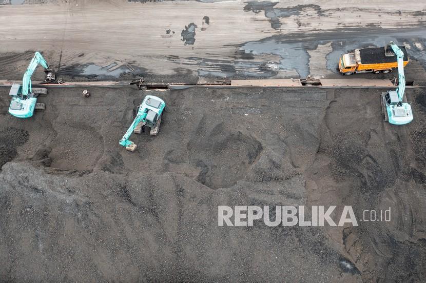 Pekerja mengoperasikan alat berat saat bongkar muat batu bara ke dalam truk di Pelabuhan PT Karya Citra Nusantara (KCN), Marunda, Jakarta, Rabu (12/1/2022). Pemerintah telah mencabut kebijakan larangan ekspor batu bara secara bertahap dengan pertimbangan terkait mekanisme ekspor dan pemenuhan 