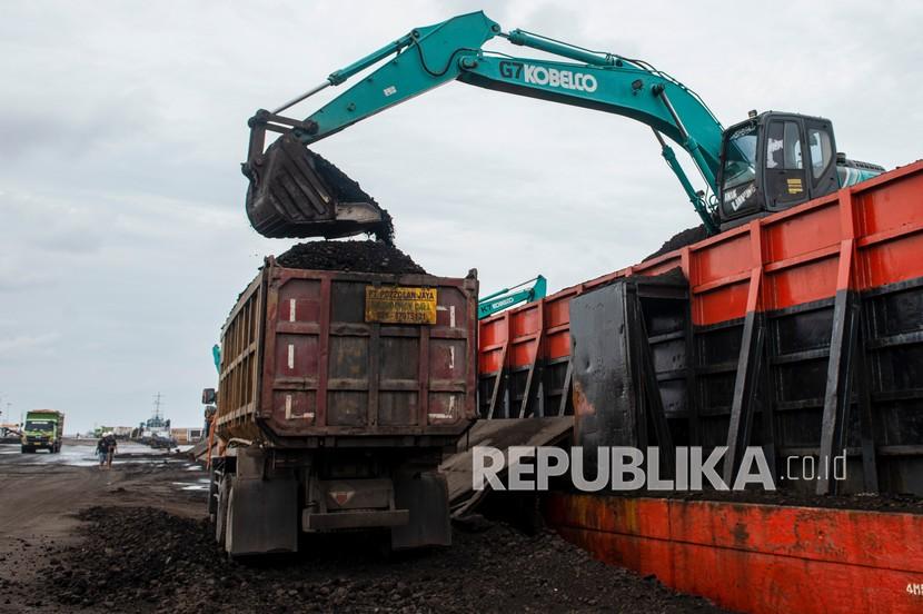 Pekerja mengoperasikan alat berat saat bongkar muat batu bara ke dalam truk di Pelabuhan PT Karya Citra Nusantara (KCN), Marunda, Jakarta, Rabu (12/1/2022). 