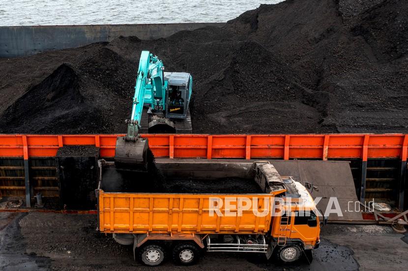 Pekerja mengoperasikan alat berat saat bongkar muat batu bara ke dalam truk di Pelabuhan PT Karya Citra Nusantara (KCN), Marunda, Jakarta, Rabu (12/1/2022). PT KCM akan investigasi secara mendalam terkait pencemaran abu batubara di Marunda.