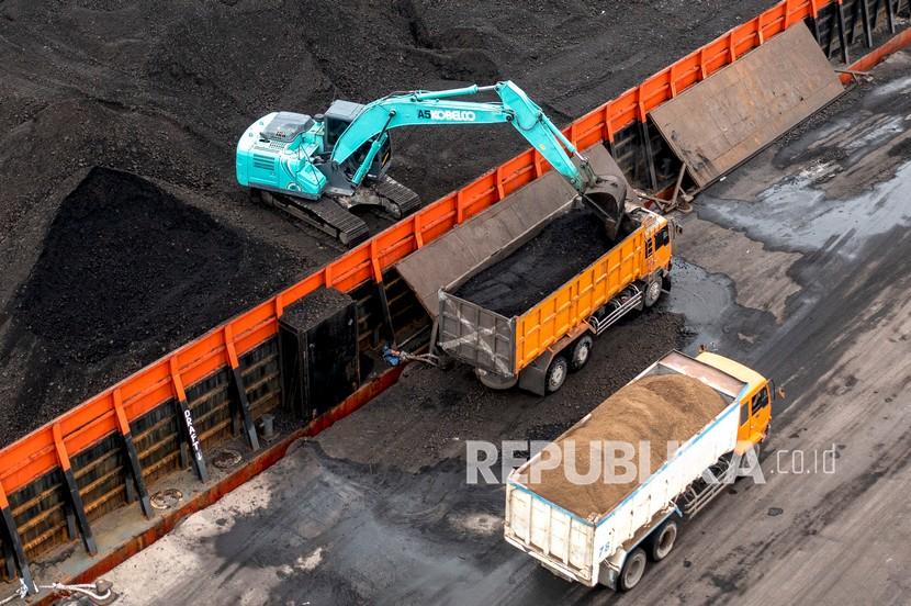 Pekerja mengoperasikan alat berat saat bongkar muat batu bara ke dalam truk di Pelabuhan PT Karya Citra Nusantara (KCN), Marunda, Jakarta Utara, Rabu (12/1/2022).