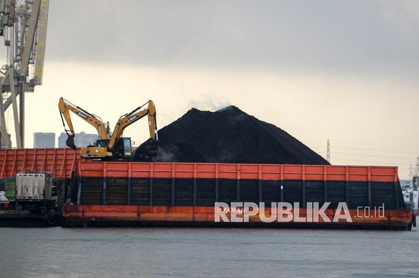 Pekerja mengoperasikan alat berat saat bongkar muat batu bara ke dalam truk di Pelabuhan Tanjung Priok, Jakarta Priok, Kamis (3/2/2022). Kementerian Keuangan memberlakukan denda bagi perusahaan pelanggar DMO batu bara.
