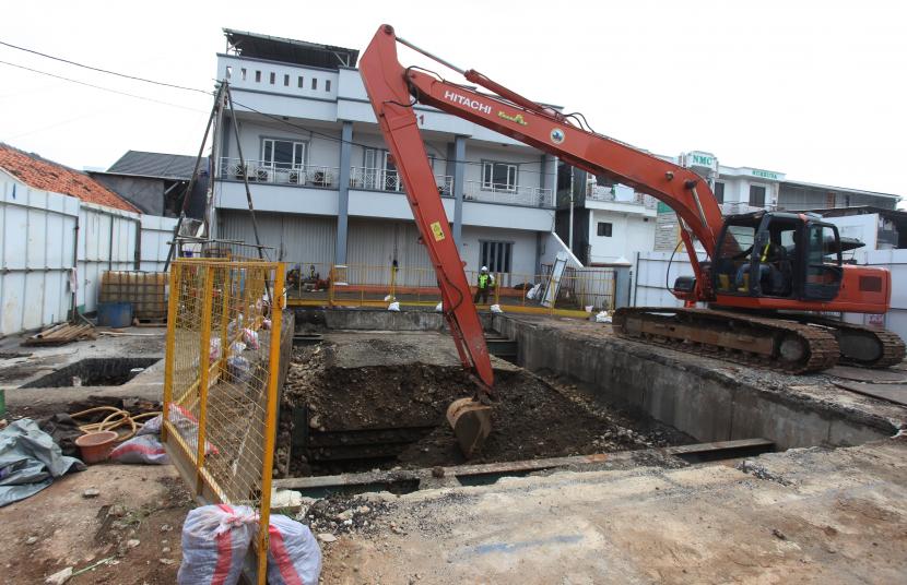 Pekerja mengoperasikan alat berat untuk memeriksa proyek pembangunan sodetan Kali Ciliwung ke Kanal Banjir Timur (KBT) di Jakarta. Pemkot Jaktim membangun enam saluran penghubung untuk mencegah banjir.