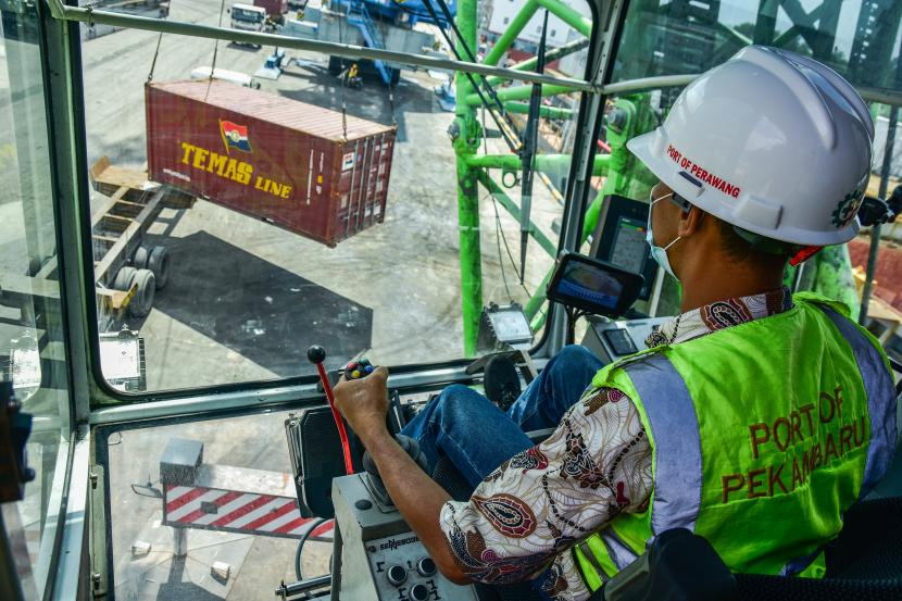 Pekerja mengoperasikan crane di Terminal Peti Kemas Perawang, di Kabupaten Siak, Riau, Jumat (7/8/2020). Terminal Peti Kemas Perawang yang dikelola PT Pelindo 1, pada semester I-2020 melayani bongkar muat peti kemas sebanyak 40.571 boks dan mengalami pertumbuhan 7,6 persen dibandingan periode yang sama pada tahun lalu.