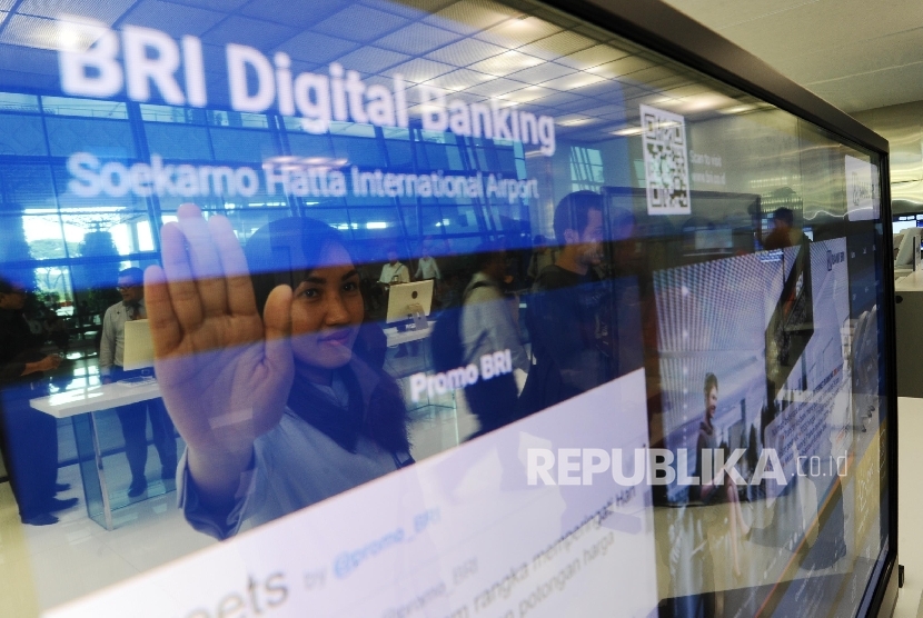 Pekerja mengoperasikan layanan Oled BRI Digital Banking di Terminal 3 Ultimate bandara Soekarno Hatta, Tangerang, Banten. 