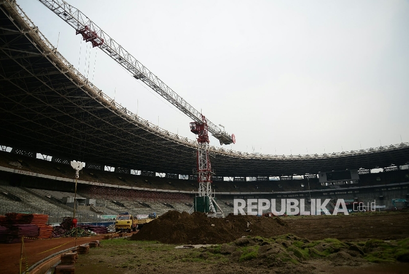  Pekerja mengoprasikan alat berat untuk menyelesaikan renovasi Stadion Utama Gelora Bung Karno (GBK), Jakarta, Selasa (18/10). 