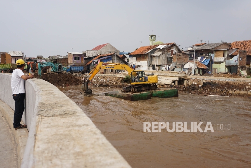 Pekerja mengorasikan alat berat mengeruk lumpur di Sungai Ciliwung, Jakarta, Kamis (20/10).