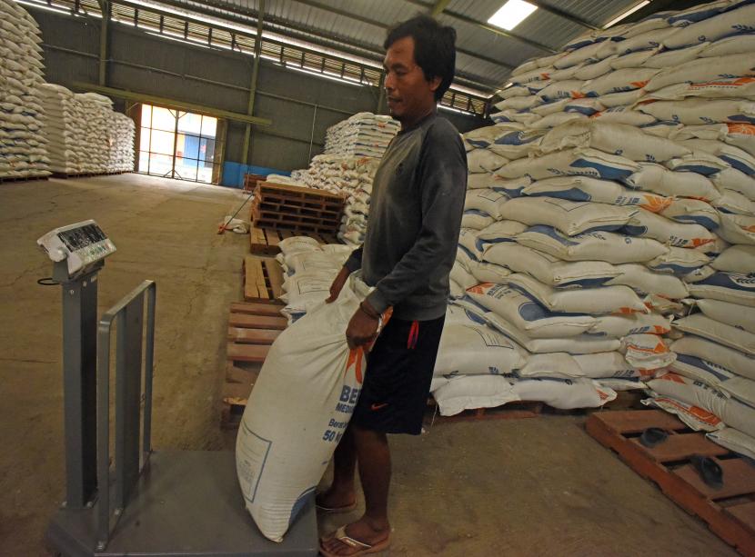 Pekerja menimbang beras di gudang Bulog (ilustrasi). Dinas Ketahanan Pangan (DKP) Provinsi Kalimantan Tengah (Kalteng) menyatakan cadangan pangan berupa beras untuk penanganan bencana alam dan lainnya di wilayah setempat masih tersedia sekitar 66 ribu ton.