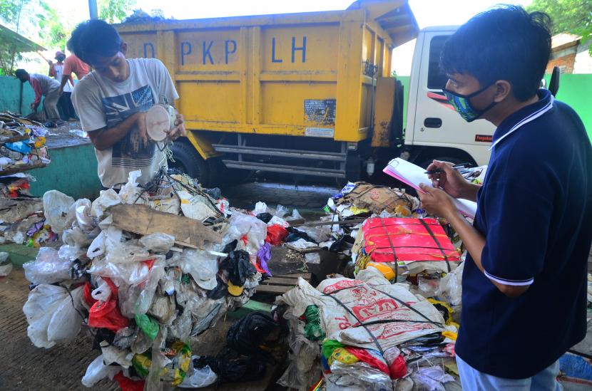 Pekerja menimbang sampah plastik (ilustrasi). Dalam sehari sampah di Kabupaten Kuningan, Jawa Barat mencapai 440 ton.