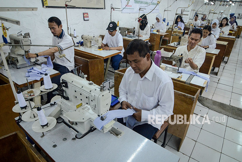 Pekerja menjahit kain di industri tekstil rumahan C59 di Bandung. (Ilustrasi)