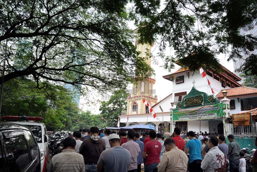 Pekerja menjalankan shalat Jumat pada jalan kawasan perkantoran Sudirman masjid Hidayatullah, Jakarta, Jumat (29/8).(Republika/ Tahta Aidilla)