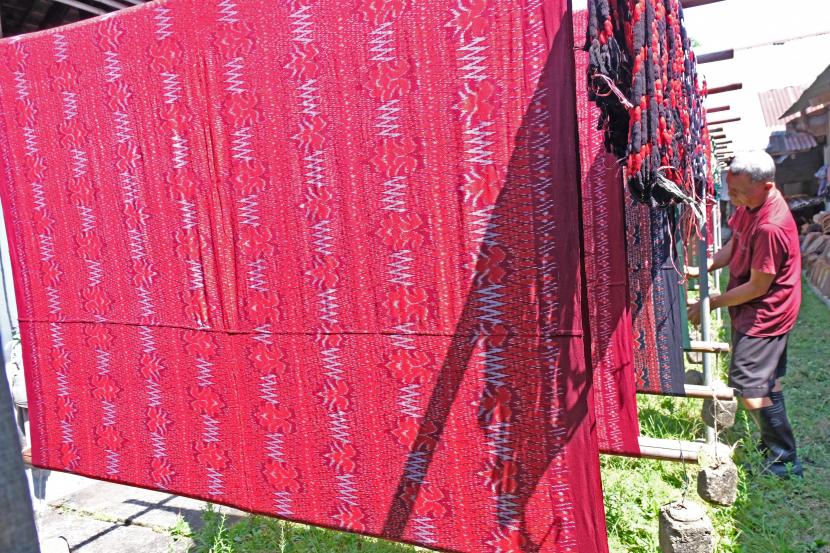 Pekerja menjemur sarung Goyor di industri kain sarung tradisional Goyor cap Botol Terbang kelurahan Potrobangsan, Kota Magelang, Jawa Tengah (ilustrasi). Pemkot Magelang mendorong pelaku usaha wisata berinovasi pada produk dan jasanya.