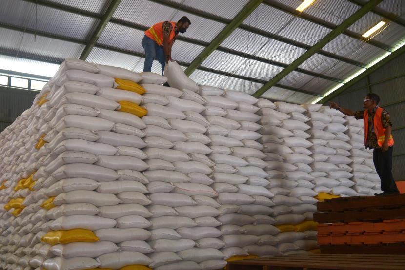 Pekerja menngecek kualitas beras hasil pembelian dari petani di gudang penyimpanan Perum Bulog Kanwil Aceh, Desa Siron, Kabupaten Aceh Besar, Aceh, Kamis (27/1/2022). Perum Bulog Wilayah Aceh menyatakan persediaan beras di gudang Bulog Aceh yakni sebanyak 4.300 ton, cukup hingga April 2022.