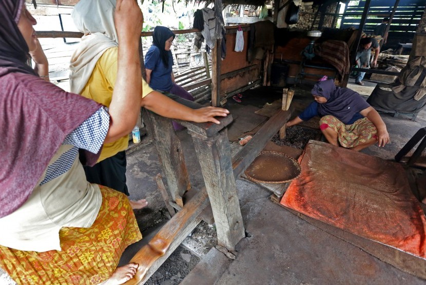Pekerja menumbuk biji kopi jenis robusta dengan alat penumbuk tradisional (Jengki) di salah satu tempat produksi pengolahan  bubuk kopi di Desa Ie Masen, Kecamatan Ulee Kareng, Banda Aceh, Aceh, Rabu (17/2)