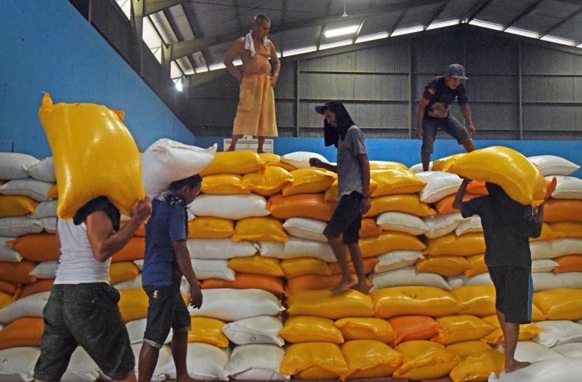 Pekerja menumpuk beras hasil serapan dari petani di Gudang Bulog Subdivre Serang, Banten. Pemerintah Provinsi (Pemprov) Banten menyediakan Cadangan Pangan Pemerintah (CPP) sebanyak 1.348 ton di tahun 2023 yang diprediksi mencukupi kebutuhan sampai akhir tahun.