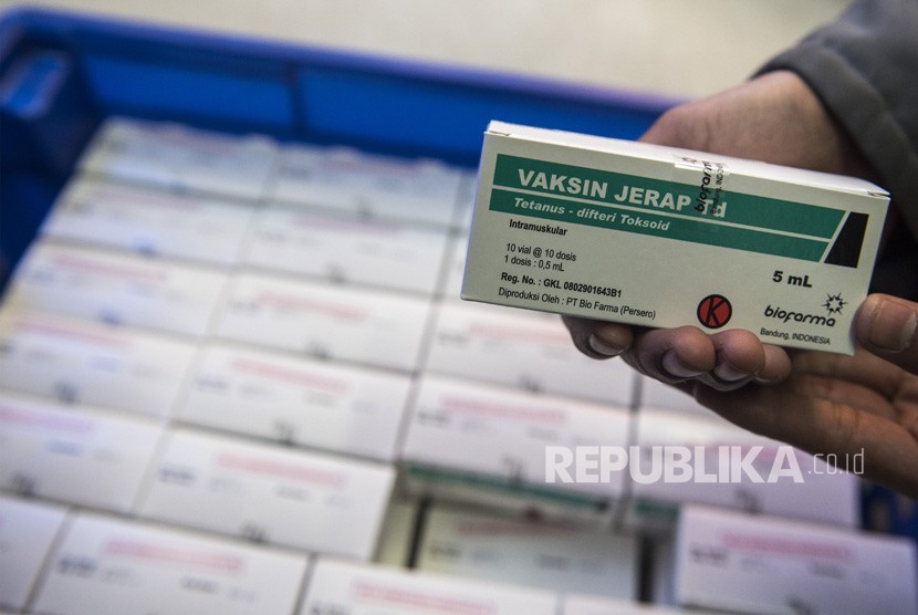 Pekerja menunjukan vaksin yang mengandung komponen difteri sebelum didistribusikan, di Bandung, Jawa Barat, Senin (18/12). 