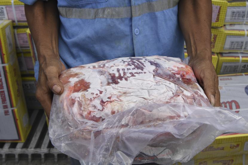Pekerja menunjukkan daging beku impor asal India yang tiba di New Priok Container Terminal One (NCPT1), Jakarta, Sabtu (5/3/2022). Menurut data dari BULOG, sekitar 60 persen dari jumlah total kontrak tahap pertama yang berjumlah 20 ribu ton daging kerbau beku asal India tersebut didatangkan untuk memenuhi kenaikan permintaan menjelang bulan Ramadhan dan Idul Fitri 2022.