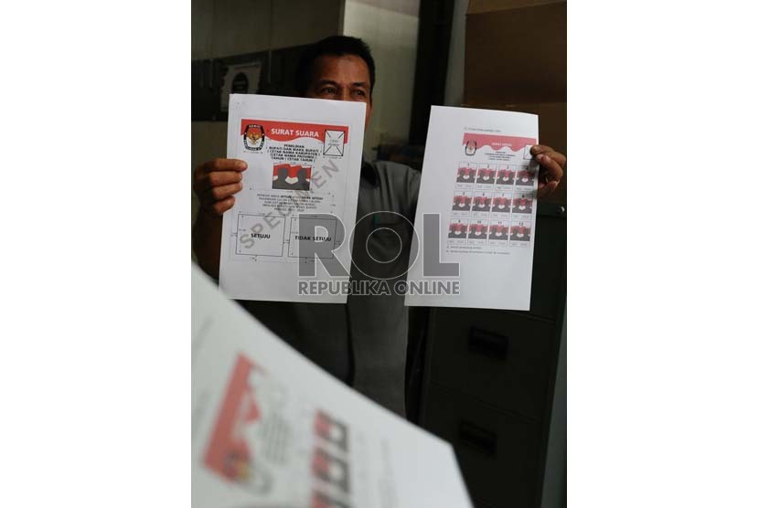  Pekerja menunjukkan desain surat suara dikantor Komisi Pemilihan Umum, Jakarta, Rabu (11/11).   (Republika/Tahta Aidilla)