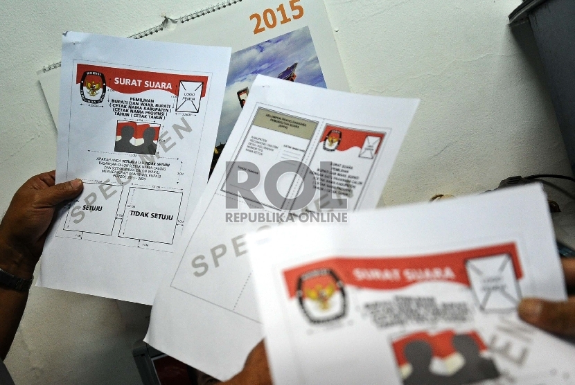 Pekerja menunjukkan desain surat suara dikantor Komisi Pemilihan Umum, Jakarta, Rabu (11/11).    (Republika/Tahta Aidilla)