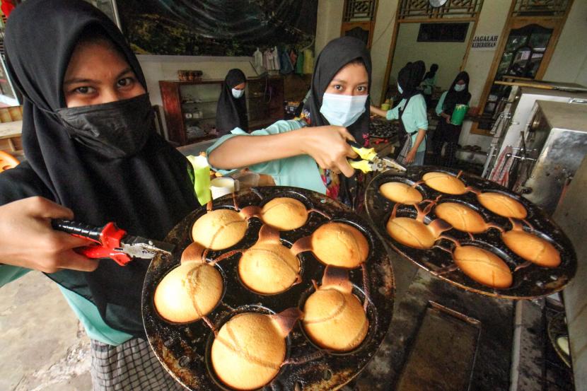 Pekerja menunjukkan kue bolu susu usai dimasak di rumah industri di Krueng Geukuh, Dewantara, Aceh Utara, Aceh, Sabtu (10/7/2021) (ilustrasi).