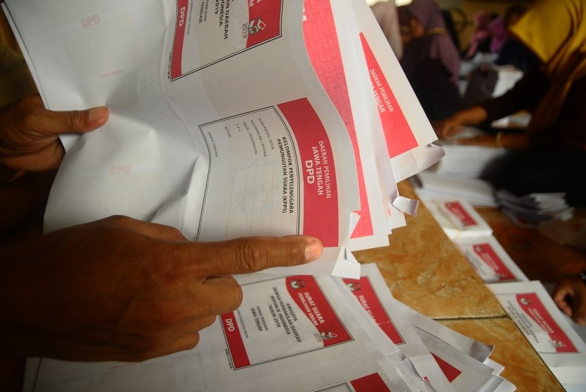 Pekerja menunjukkan surat suara rusak karena robek saat menyortir dan melipat surat suara Pemilu 